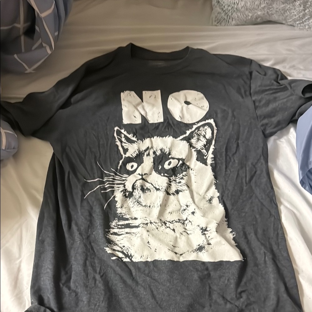 Gray Cat Graphic T-Shirt